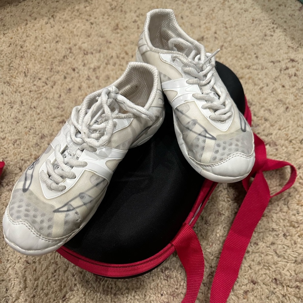 Nfinity Vengeance cheer shoes sz5